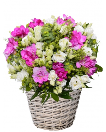 KVĚTINOVÝ KOŠ Z EUSTOMY A FRÉZIÍ