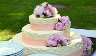 Zdobení svatebních dortů květinami