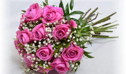 Preparing for binding bouquets of roses