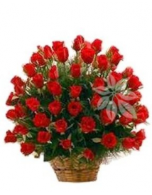 KVĚTINOVÝ KOŠ PLNÝ RŮŽÍ