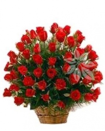 KVĚTINOVÝ KOŠ PLNÝ RŮŽÍ